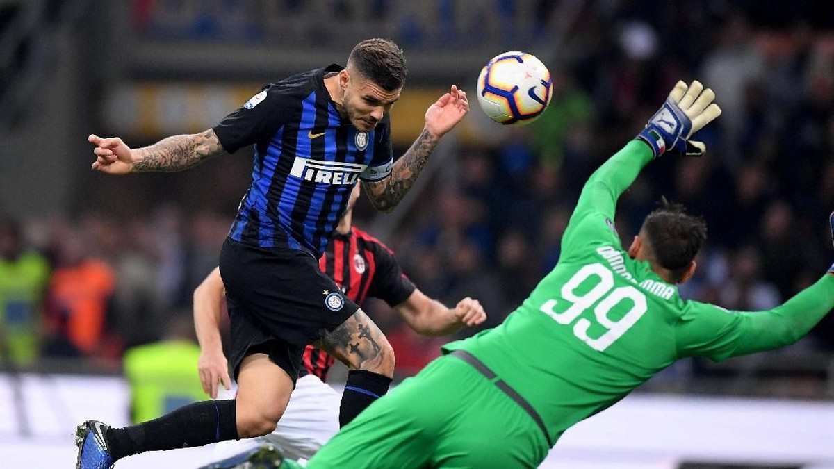 Mauro Icardi mencetak gol kemenangan Inter Milan ke gawang AC Milan (Alberto Lingria/REUTERS)