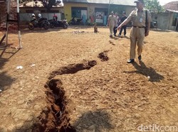Pakar Geologi Duga Tanah Terbelah di Depok Bekas Aliran Air