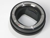 Adaptor untuk memasang lensa DSLR Canon EF atau EF-S.
