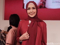 Tips Memakai Busana Beludru untuk HIjabers Ala Fenita Arie