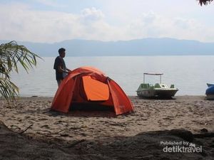 Melihat Pantai di Pulau Tengah Pulau