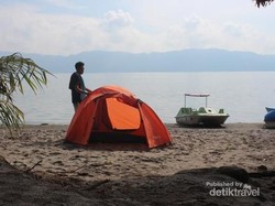 Melihat Pantai di Pulau Tengah Pulau
