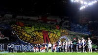 Koreo Ular dalam ukuran raksasa dibentangkan di Curva Nord yang merupakan tempat berkumpulnya Ultras Inter Milan. Il Biscione atau Si Ular Besar jadi salah satu julukan Inter. (Alberto Lingria/REUTERS)