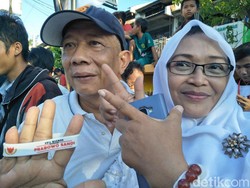 Emak Ini Girang Dapat Gelang Karet Milik Sandi