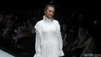 Dewi Sandra Joget di Catwalk, Hingga Manisnya Raline Shah di JFW 2019