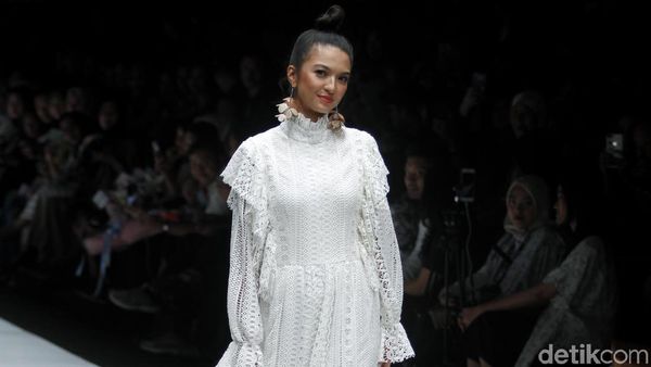 Dewi Sandra Joget di Catwalk, Hingga Manisnya Raline Shah di JFW 2019