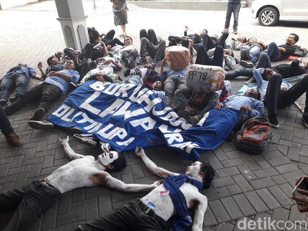 Tolak Aturan Upah, Buruh di DIY Minta UMP Berdasarkan KHL Tolak Aturan Upah, Buruh di DIY Minta UMP Berdasarkan KHL