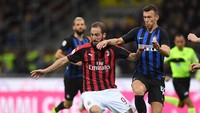 Gonzalo Higuain menjalani laga Derby Milan pertama kalinya. Dia harus berduel dengan Ivan Perisic. Sayangnya, Higuain tampil buruk dan tak membuat satu attempts pun. (Alberto Lingria/REUTERS)