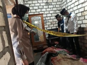 Kakek Wajib Bacok Tetangga Hingga Tewas Jalani Reka Ulang