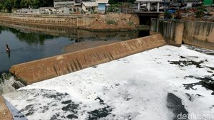 Hati-hati! Air di Kanal Banjir Timur Bikin Gatal-gatal