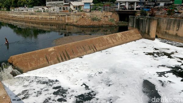 Hati-hati! Air di Kanal Banjir Timur Bikin Gatal-gatal