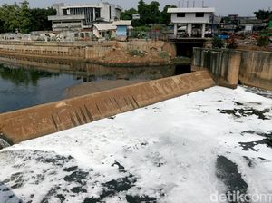Hati-hati! Air di Kanal Banjir Timur Bikin Gatal-gatal
