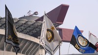 Suasana Stadion Giuseppe Meazza sebelum pertandingan Derby della Madonnina, Senin (22/10/2018) dinihari WIB atau Minggu malam waktu setempat. (Alberto Lingria/REUTERS)
