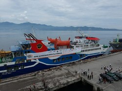 Kapal Kemanusiaan dengan 1000 Ton Logistik Berlabuh di Palu