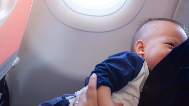 ilustrasi bayi naik pesawat