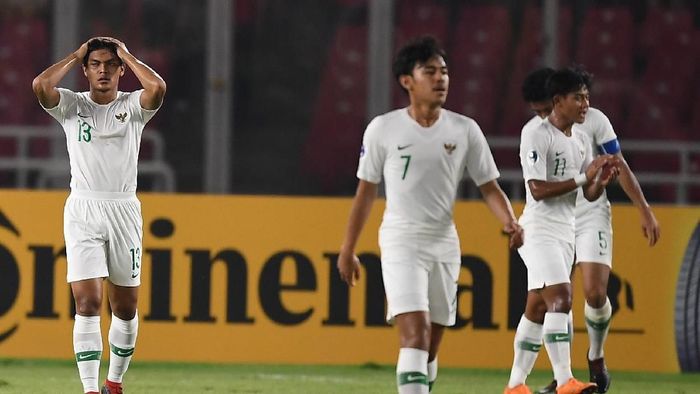 Indonesia turun ke posisi ketiga Grup A Piala Asia U-19 usai kalah dari Qatar (Wahyu Putro A/ANTARA FOTO) Indonesia turun ke posisi ketiga Grup A Piala Asia U-19 usai kalah dari Qatar (Wahyu Putro A/ANTARA FOTO)