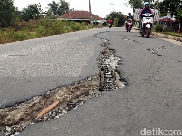 Parah! Belum Lama Dicor, Jalan di Pemkab Bekasi Retak-retak