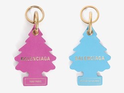 Balenciaga Dituntut karena Buat Anting Mirip Pengharum Mobil