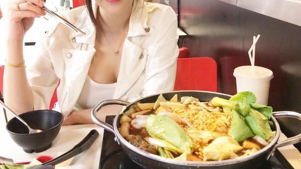 Cantiknya Ploychanok, Penjual Smoothies yang Doyan Makan