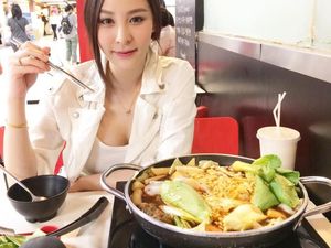 Cantiknya Ploychanok, Penjual Smoothies yang Doyan Makan