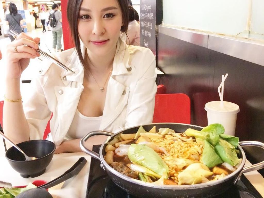 Cantiknya Ploychanok, Penjual Smoothies yang Doyan Makan Cantiknya Ploychanok, Penjual Smoothies yang Doyan Makan