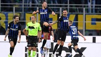 Para pemain Inter pun bersukacita usai pertandingan merayakan kemenangan atas AC Milan. Inter melanjutkan tren lima kemenangan beruntun di Serie A. (Alberto Lingria/REUTERS)