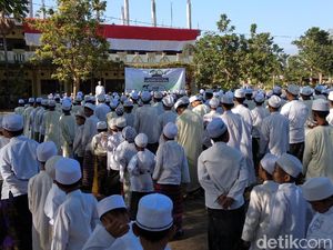 Beda, Upacara Hari Santri di Probolinggo Gunakan 3 Bahasa Beda, Upacara Hari Santri di Probolinggo Gunakan 3 Bahasa