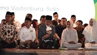 Gaya Menggemaskan Jan Ethes Saat Diajak Jokowi ke Apel Akbar Santri
