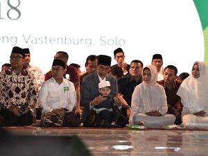 Gaya Menggemaskan Jan Ethes Saat Diajak Jokowi ke Apel Akbar Santri Gaya Menggemaskan Jan Ethes Saat Diajak Jokowi ke Apel Akbar Santri