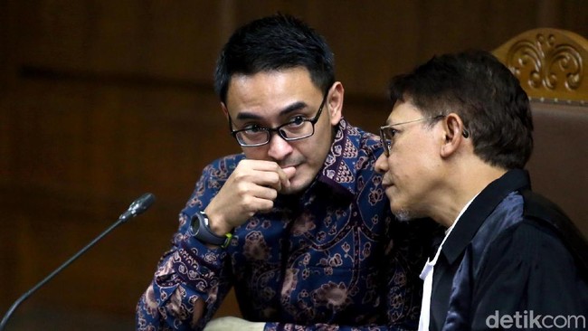 Hakim: Zumi Zola Terima Uang Rp 37,4 M, USD 173 Ribu dan Alphard Hakim: Zumi Zola Terima Uang Rp 37,4 M, USD 173 Ribu dan Alphard