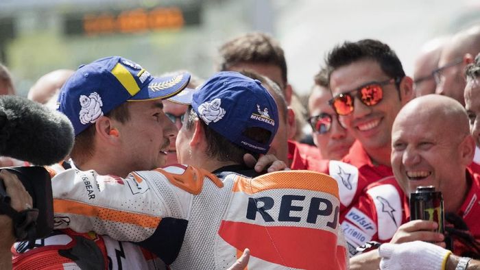 Jorge Lorenzo memberi selamat kepada Marc Marquez yang jadi juara dunia 2018 (Mirco Lazzari gp/Getty Images)