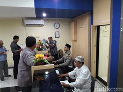 Rayakan Hari Santri, Petugas SIM Polres Bekasi Kenakan Pakaian Muslim