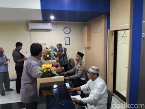 Rayakan Hari Santri, Petugas SIM Polres Bekasi Kenakan Pakaian Muslim Rayakan Hari Santri, Petugas SIM Polres Bekasi Kenakan Pakaian Muslim