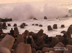 Pantai di Yogya yang Identik dengan Pemecah Ombaknya