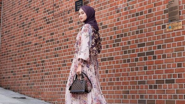Foto: Gaya Hijab Indah Nada yang Selalu Menawan Saat Jadi Host Travelling