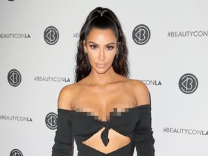 Gaya Seksi Kim Kardashian Berbikini Saat Naik Gajah di Bali