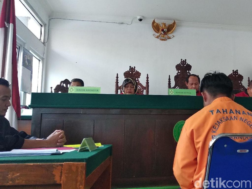 Anak Buah Big Bos Miras Oplosan Maut Divonis 13 Tahun Bui Anak Buah Big Bos Miras Oplosan Maut Divonis 13 Tahun Bui