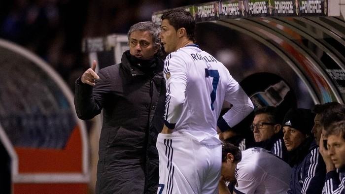 LA CORUNA, SPAIN - FEBRUARY 23:  Head coach Jose Mourinho (L) of Real Madrid CF gives instructions to Cristiano Ronaldo (2ndl) on the desk during the La Liga match between RC Deportivo La Coruna and Real Madrid CF at Riazor Stadium on February 23, 2013 in La Coruna, Spain.  (Photo by Gonzalo Arroyo Moreno/Getty Images)