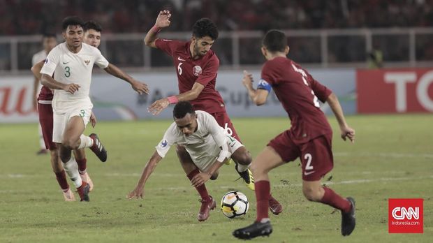 Todd Rivaldo mendapat pengawalan dari pemain Qatar U-19.