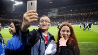 Tampak fans Inter Milan yang berasal dari Benua Asia. Dengan dimiliki oleh miliuner asal China, Inter Milan coba melebarkan sayap hingga ke Benua Asia. (Stefano Rellandini/Reuters)