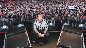 Gaya Unik Foto Wefie Ed Sheeran yang Selalu Sama Setelah Manggung