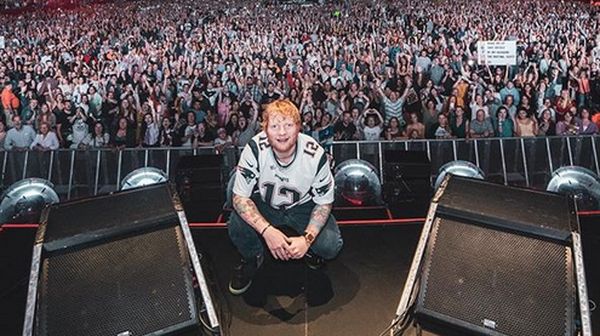 Gaya Unik Foto Wefie Ed Sheeran yang Selalu Sama Setelah Manggung Gaya Unik Foto Wefie Ed Sheeran yang Selalu Sama Setelah Manggung