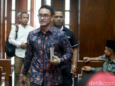 Sidang Zumi Zola Ditunda Karena Sakit