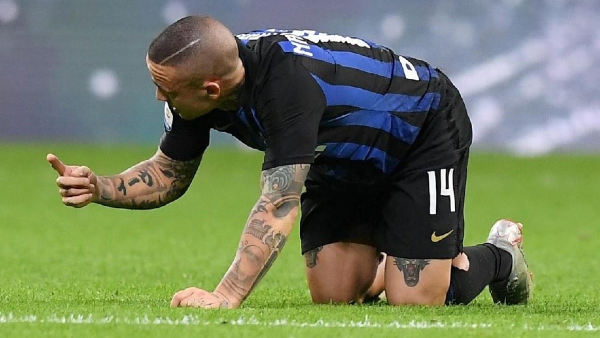 Radja Nainggolan mendapat cedera saat menghadapi AC Milan (Alberto Lingria/REUTERS)