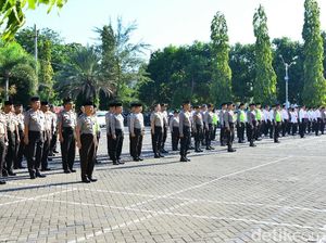 Upacara Berpeci Hitam juga Digelar Polisi di Situbondo Upacara Berpeci Hitam juga Digelar Polisi di Situbondo