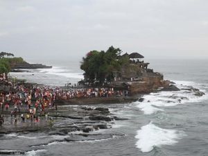 Tanah Lot, Pura Sakral di Tengah Laut Tanah Lot, Pura Sakral di Tengah Laut