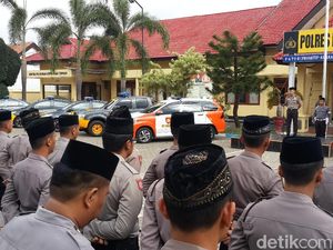 Hormati Santri, Polisi di Pacitan Berkopiah Hormati Santri, Polisi di Pacitan Berkopiah