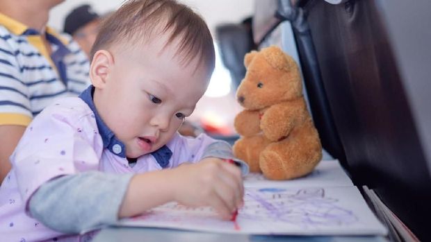 ilustrasi bayi naik pesawat
