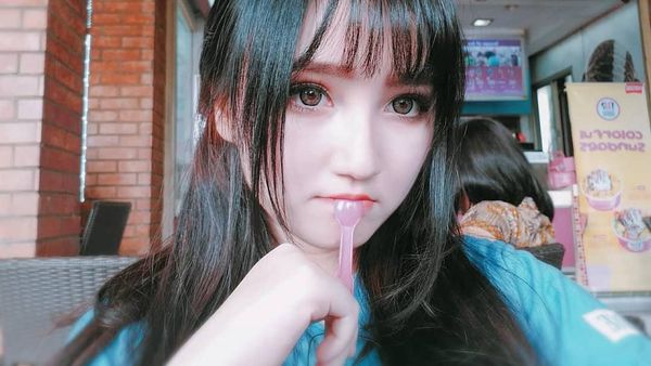 Cantiknya Billa, Gadis Cikarang Mirip Barbie yang Suka Kulineran