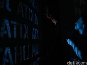 Aksi Keren Seniman Melukis Bareng Robot